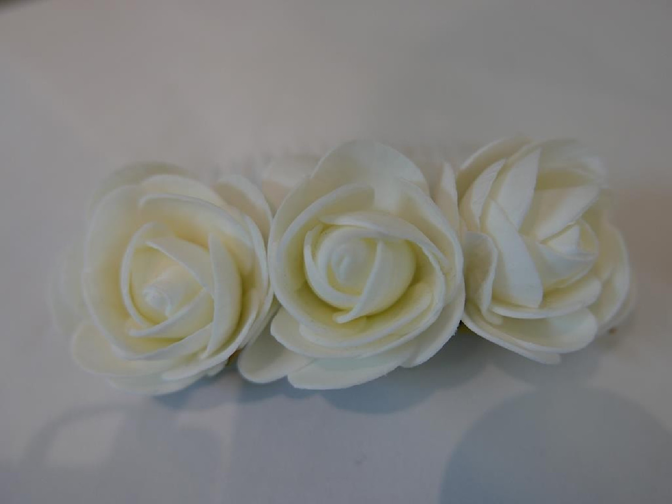 Śmietankowe kwiaty stroik na grzebyku