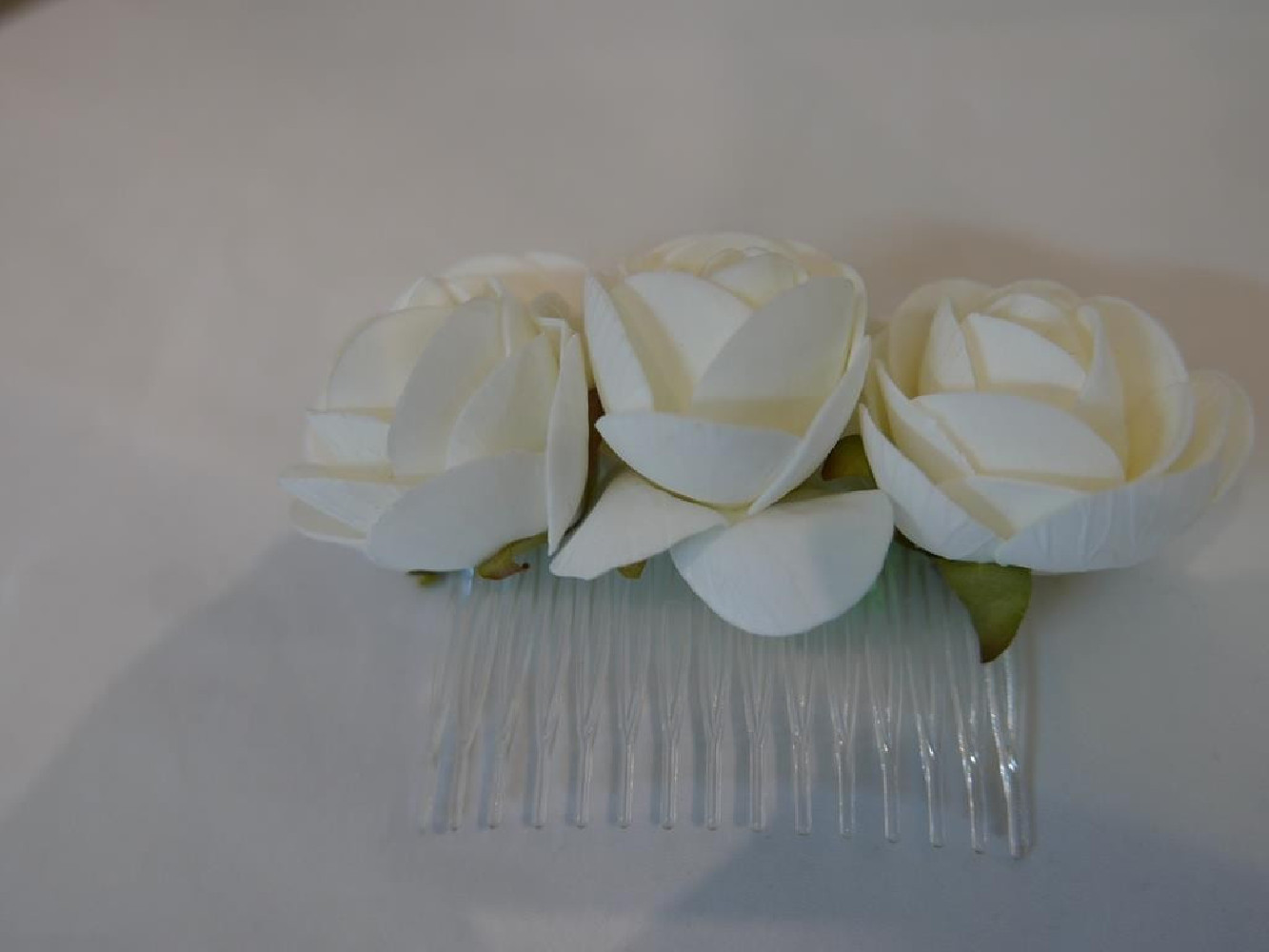 Śmietankowe kwiaty stroik na grzebyku