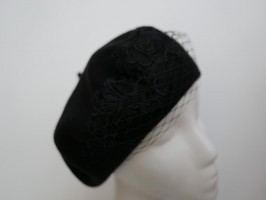 Czarny beret dzianina wełna z aplikacją i woalką