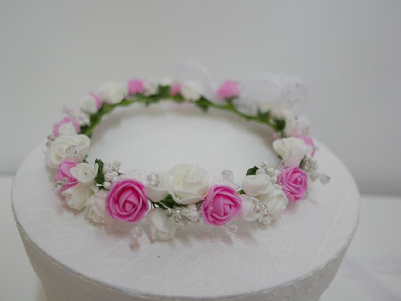 Biało różowy wianek z kokardą