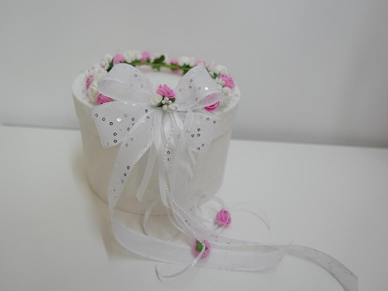 Biało różowy wianek z kokardą