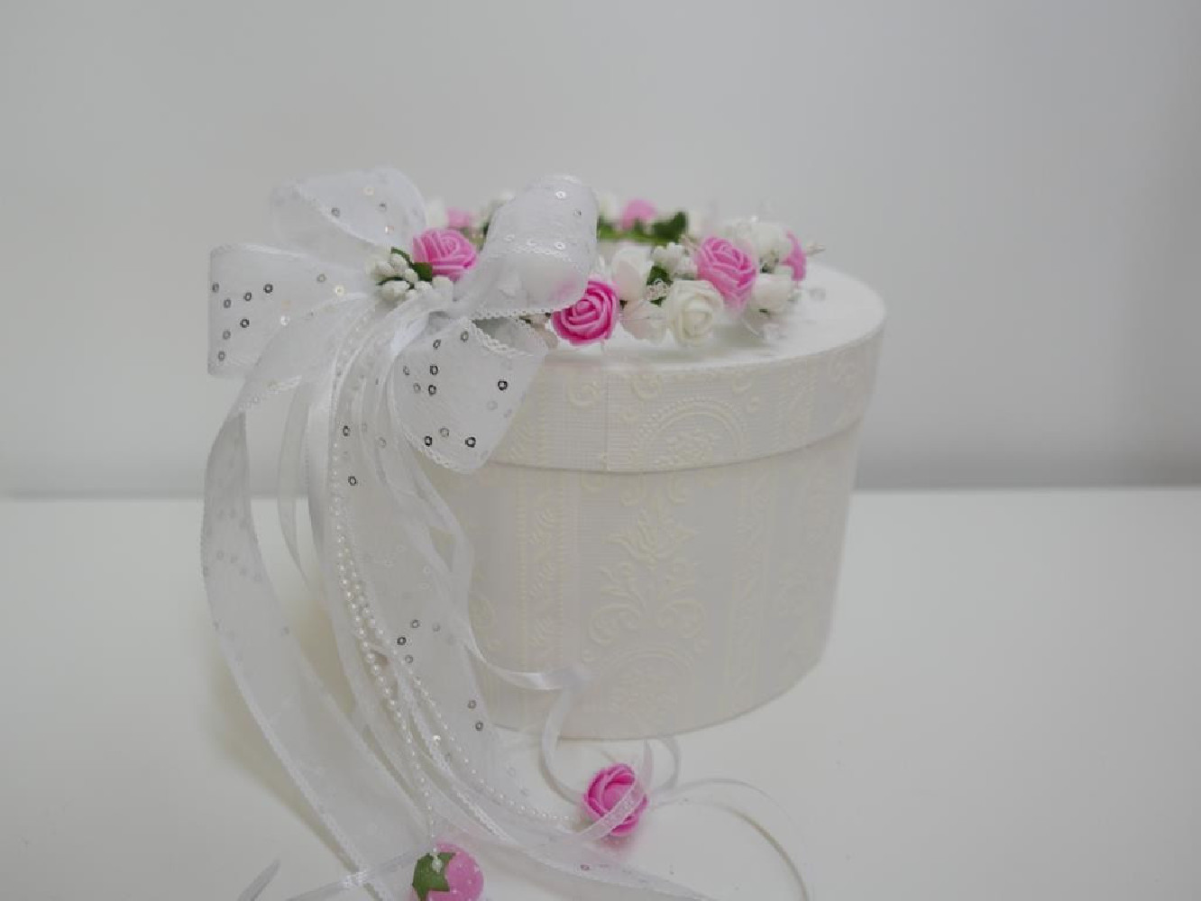 Biało różowy wianek z kokardą