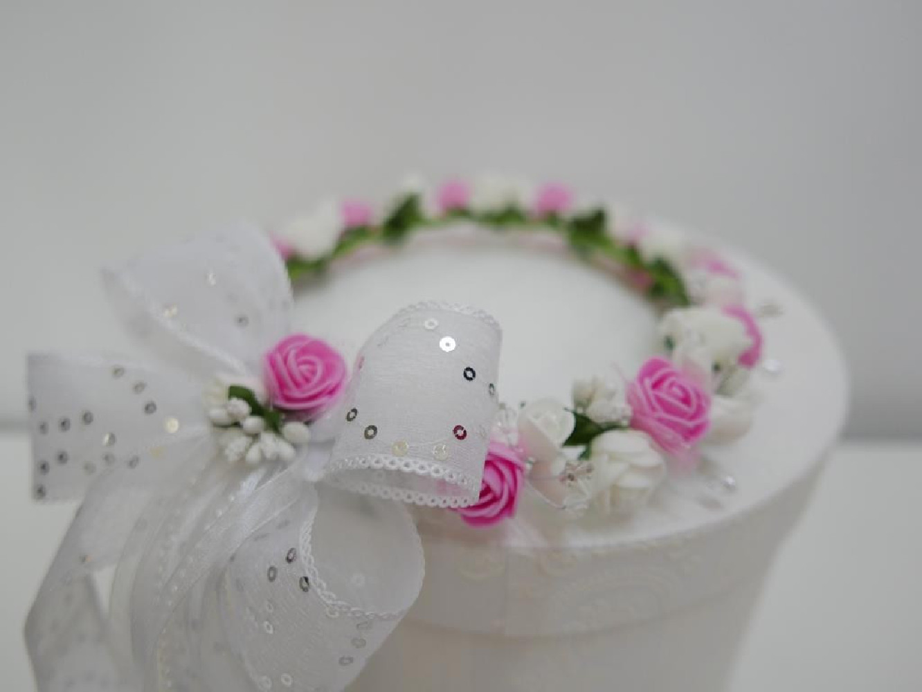Biało różowy wianek z kokardą