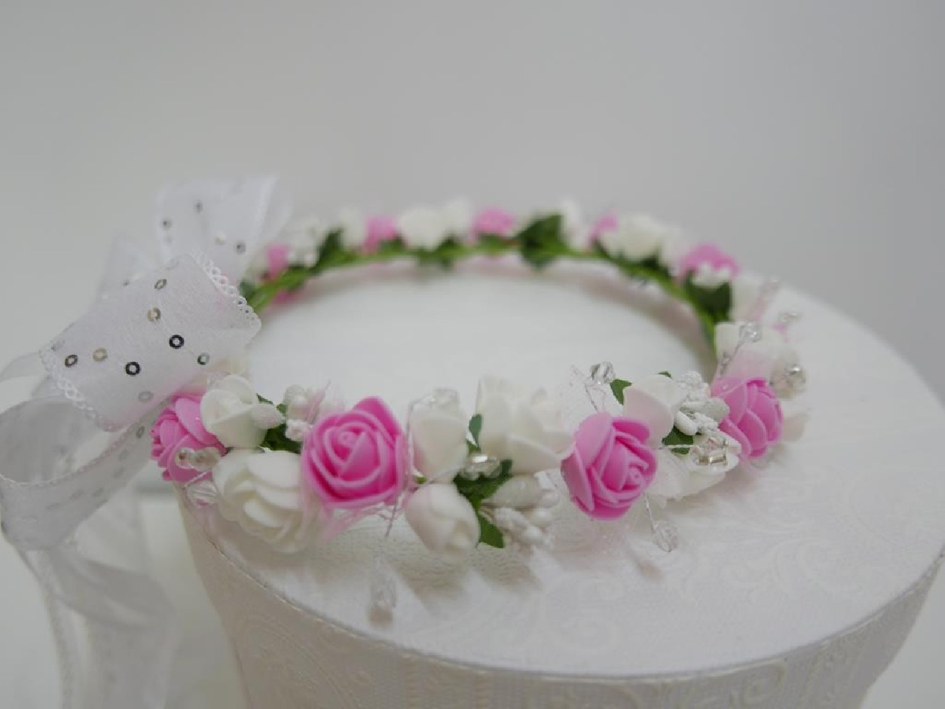 Biało różowy wianek z kokardą