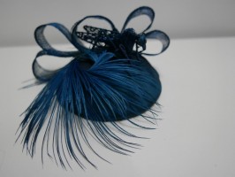 Turkusowy niebieski mini toczek, fascynator tkanina z piórem strusia