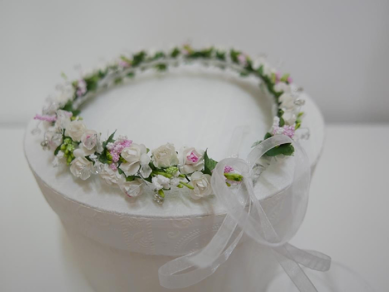 Biało różowy wianek do modelowania- plastyczny