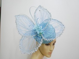 Turkusowy niebieski toczek z motylem Ascot Derby Hat