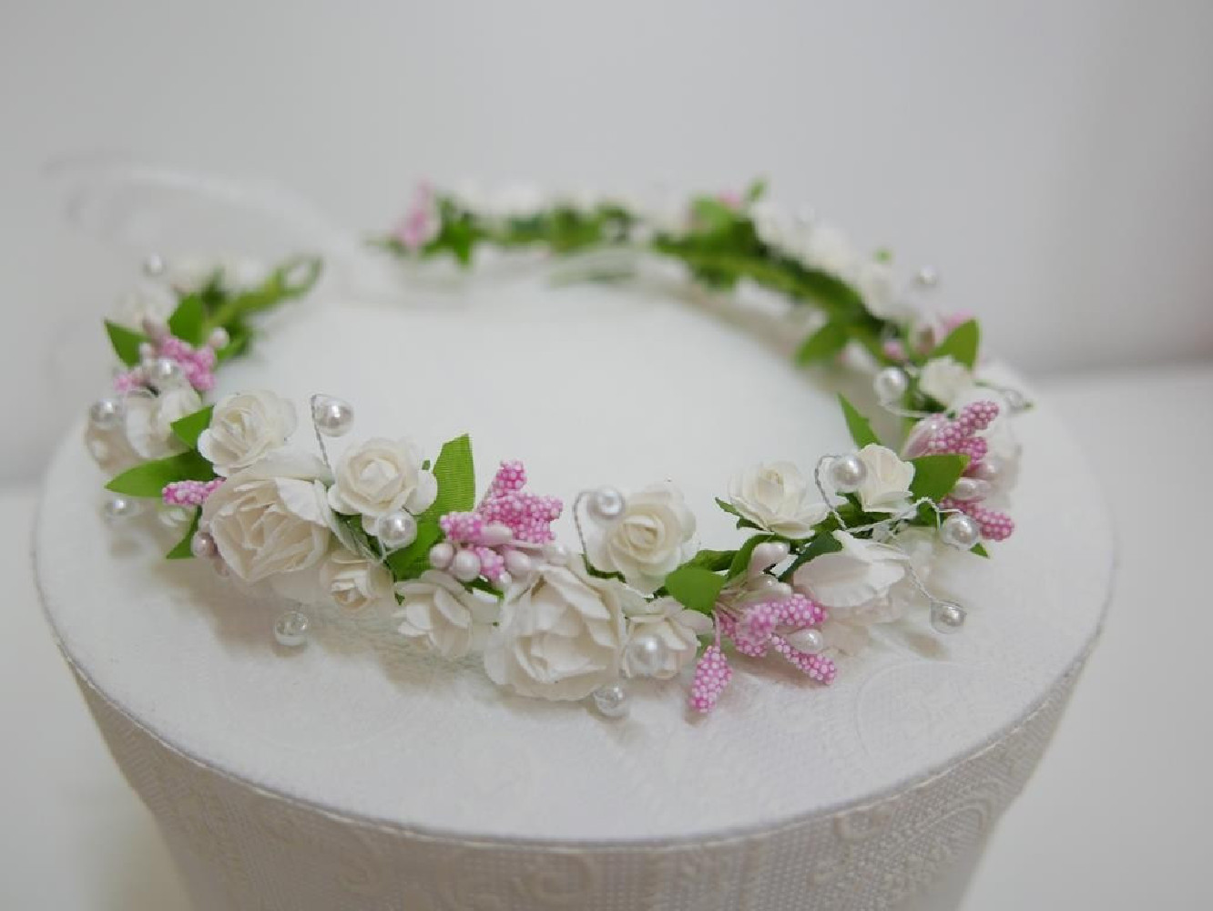 Biało różowy wianek do modelowania- plastyczny