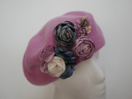 Różowy beret z  kwiatami