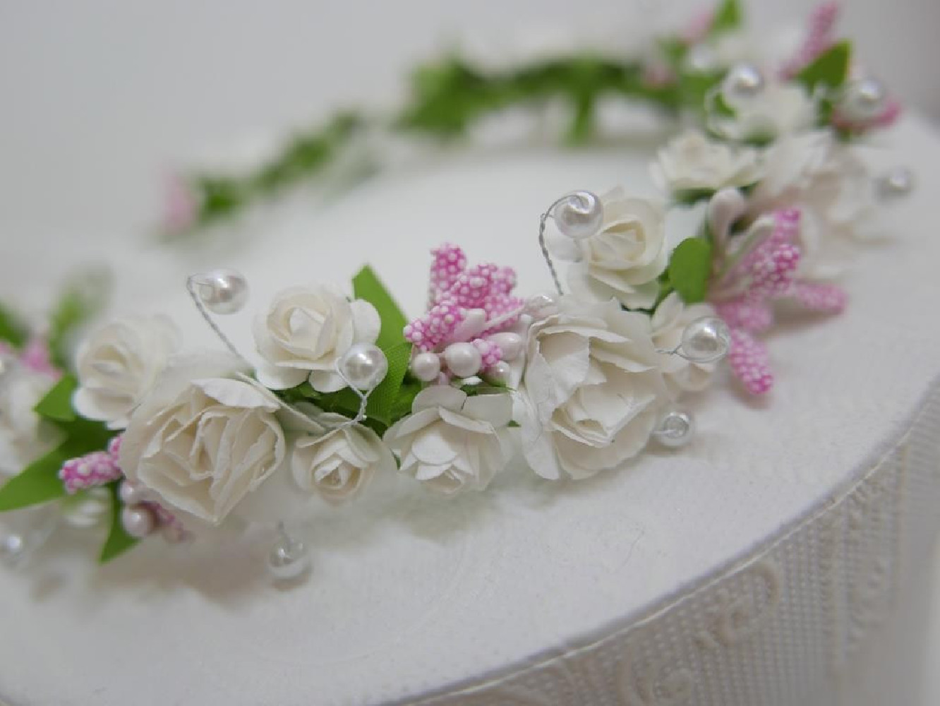 Biało różowy wianek do modelowania- plastyczny