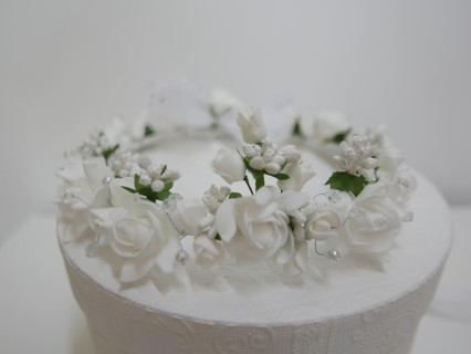 Biało zielony wianek z podwyższeniem z kokardą