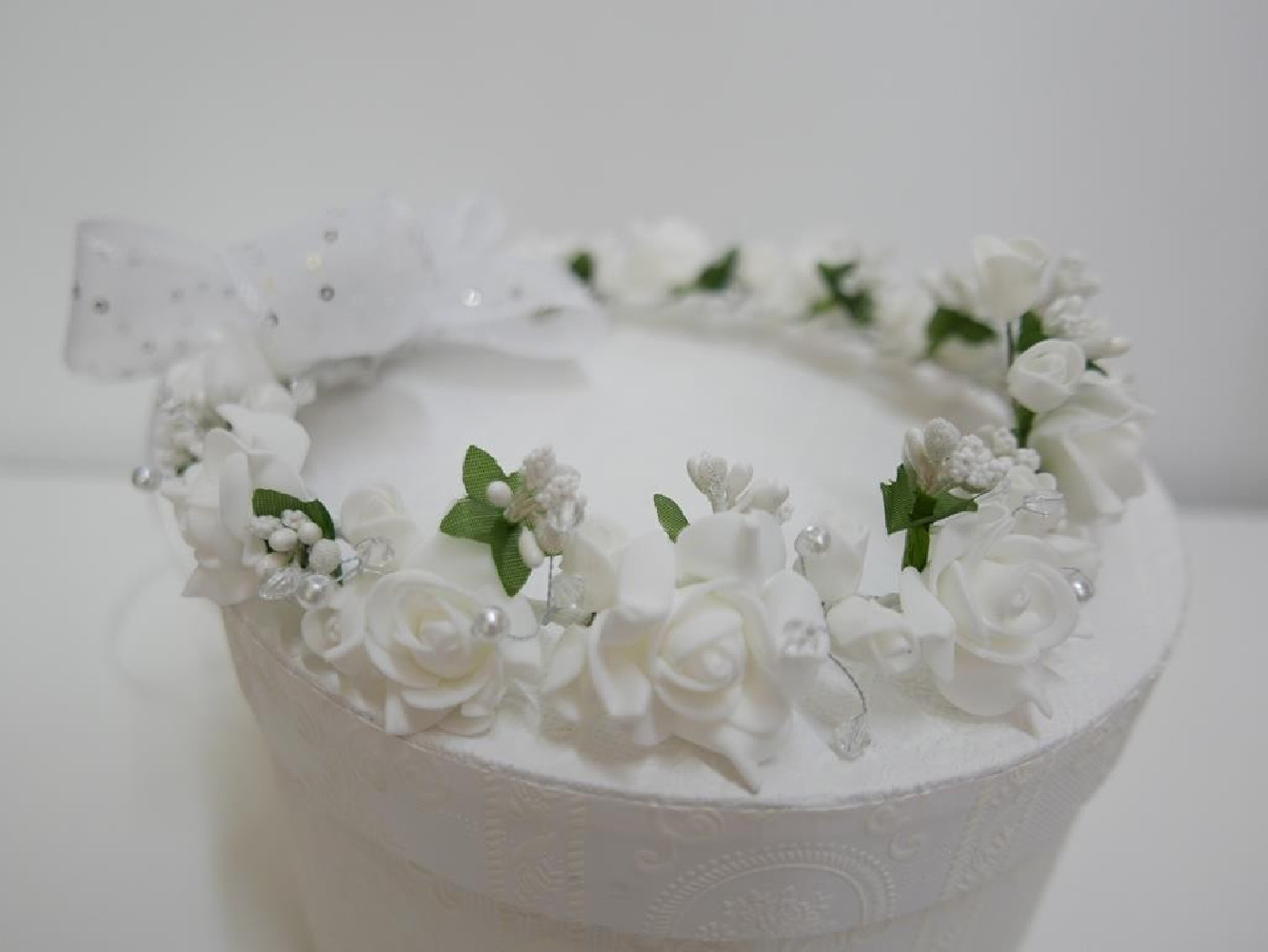 Biało zielony wianek z podwyższeniem z kokardą