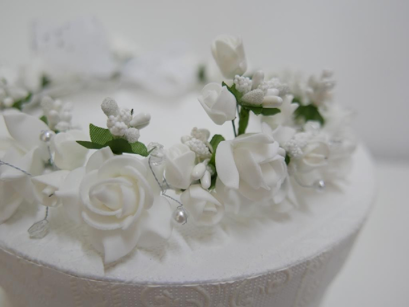 Biało zielony wianek z podwyższeniem z kokardą