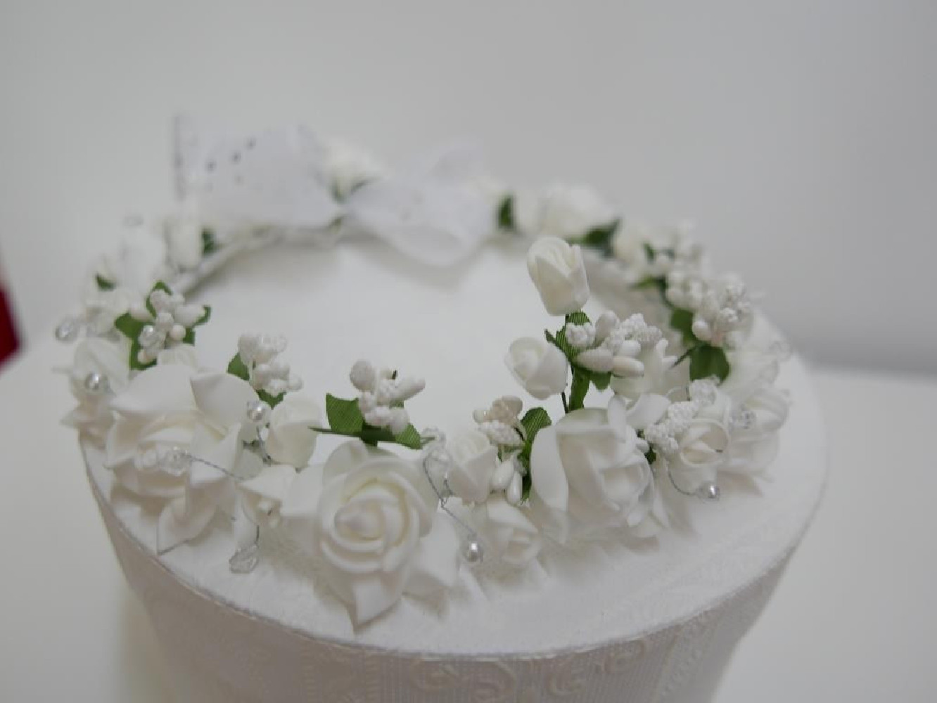 Biało zielony wianek z podwyższeniem z kokardą