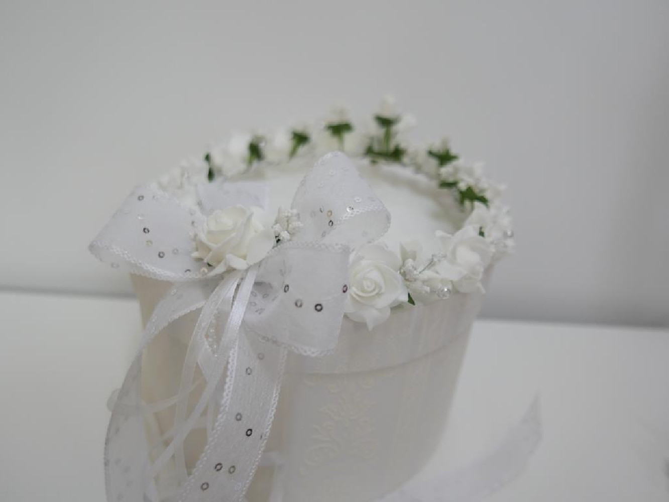 Biało zielony wianek z podwyższeniem z kokardą