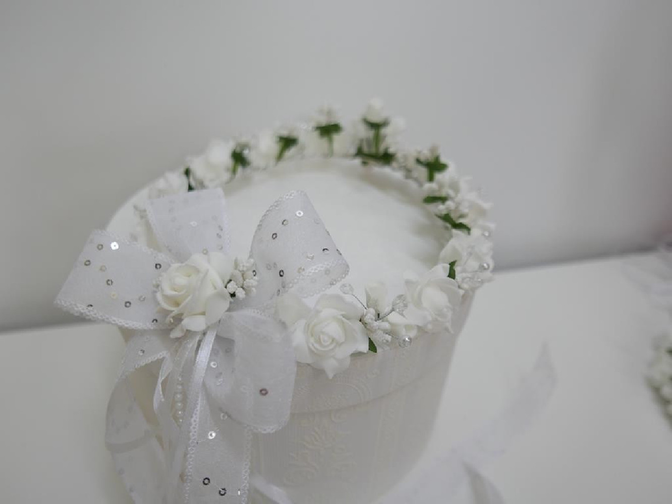 Biało zielony wianek z podwyższeniem z kokardą