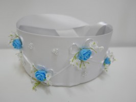 Biało niebieski koszyczek do sypania kwiatów