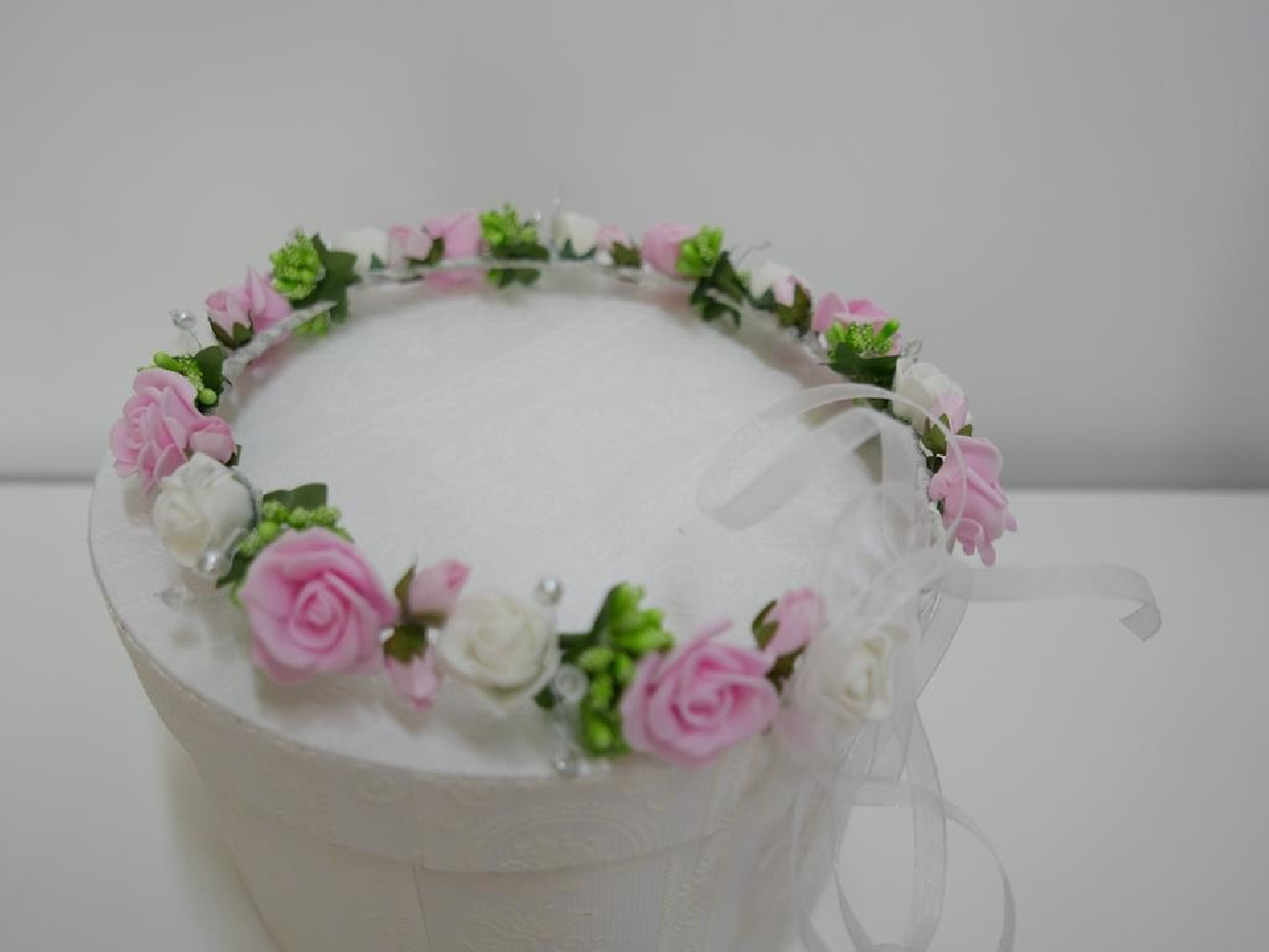 Biało różowy wianek do modelowania- plastyczny