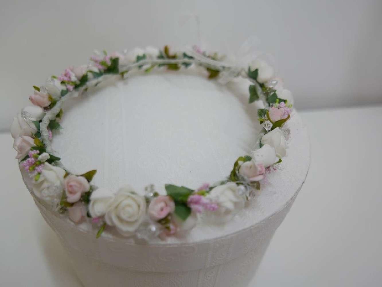 Biało różowy wianek do modelowania- plastyczny