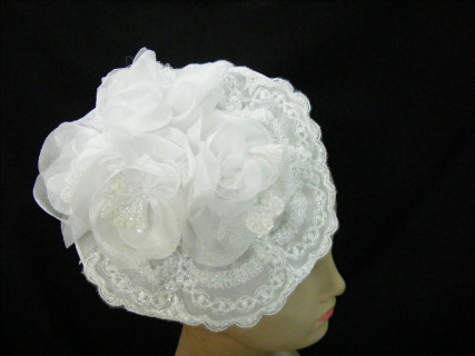 Biały koronkowy- toczek fascynator