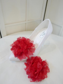 Klipsy do butów czerwone kwiaty 8 cm