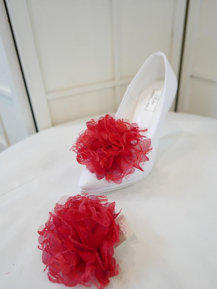 Klipsy do butów czerwone kwiaty 8 cm