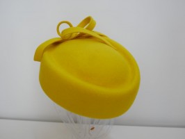 Tatiana żółty toczek w kształcie furażerki