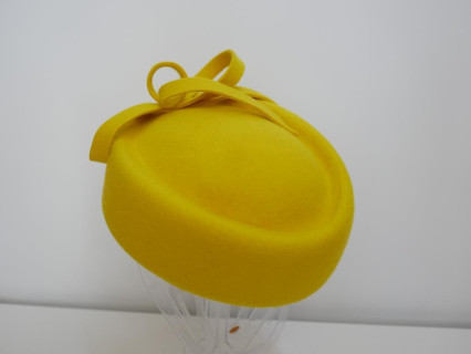 Tatiana żółty toczek w kształcie furażerki