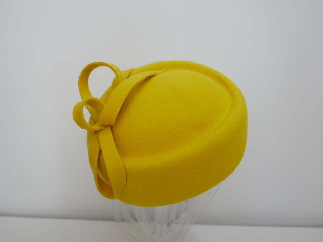 Tatiana żółty toczek w kształcie furażerki