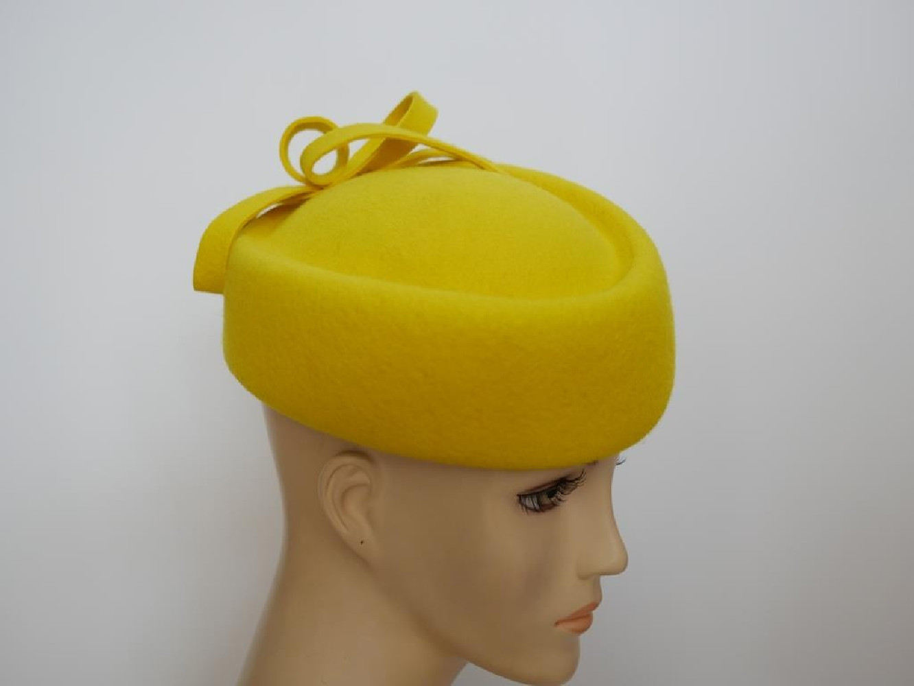 Tatiana żółty toczek w kształcie furażerki