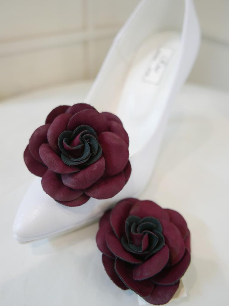 Klipsy do butów bordowo czarne kwiaty 7 cm