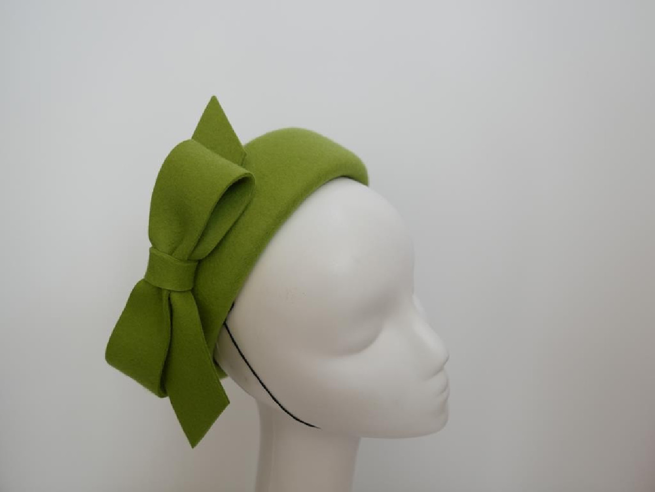 Inez zielony limonkowy toczek filcowy z kokardą