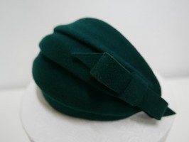 Natalia, butelkowa zieleń half-hat filcowy model retro
