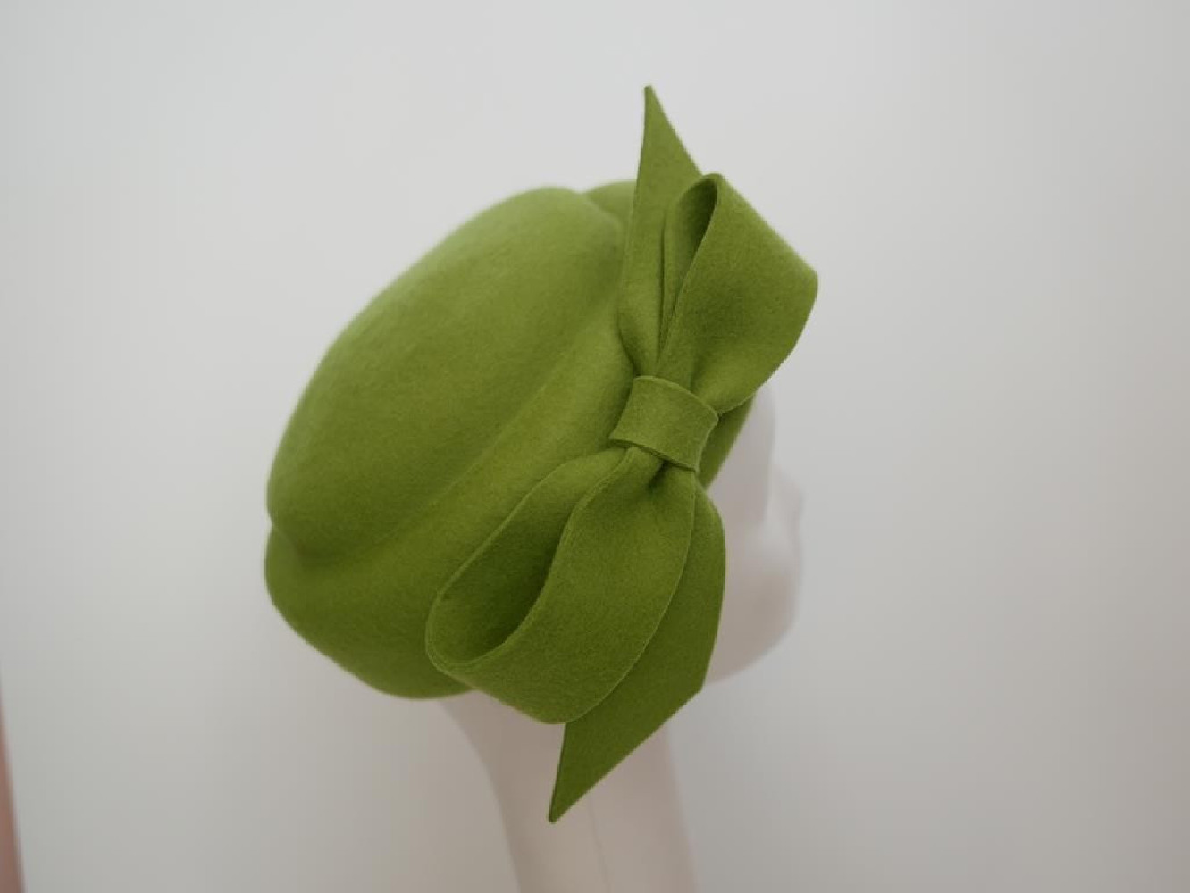 Inez zielony limonkowy toczek filcowy z kokardą