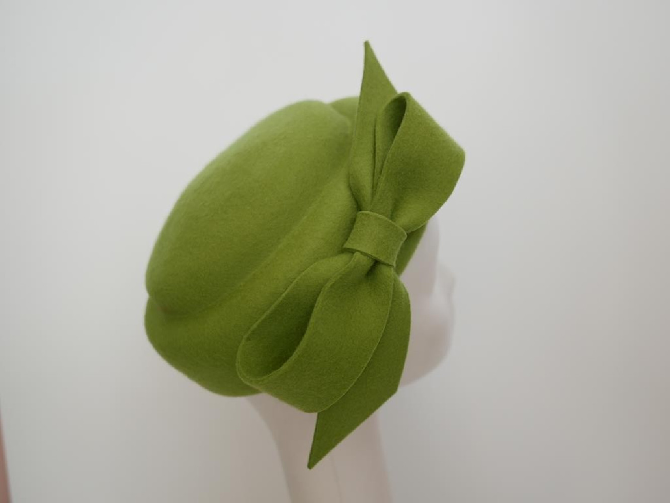 Inez zielony limonkowy toczek filcowy z kokardą