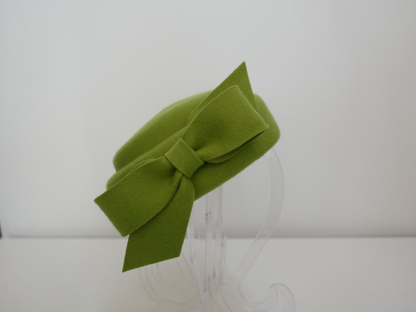 Inez zielony limonkowy toczek filcowy z kokardą