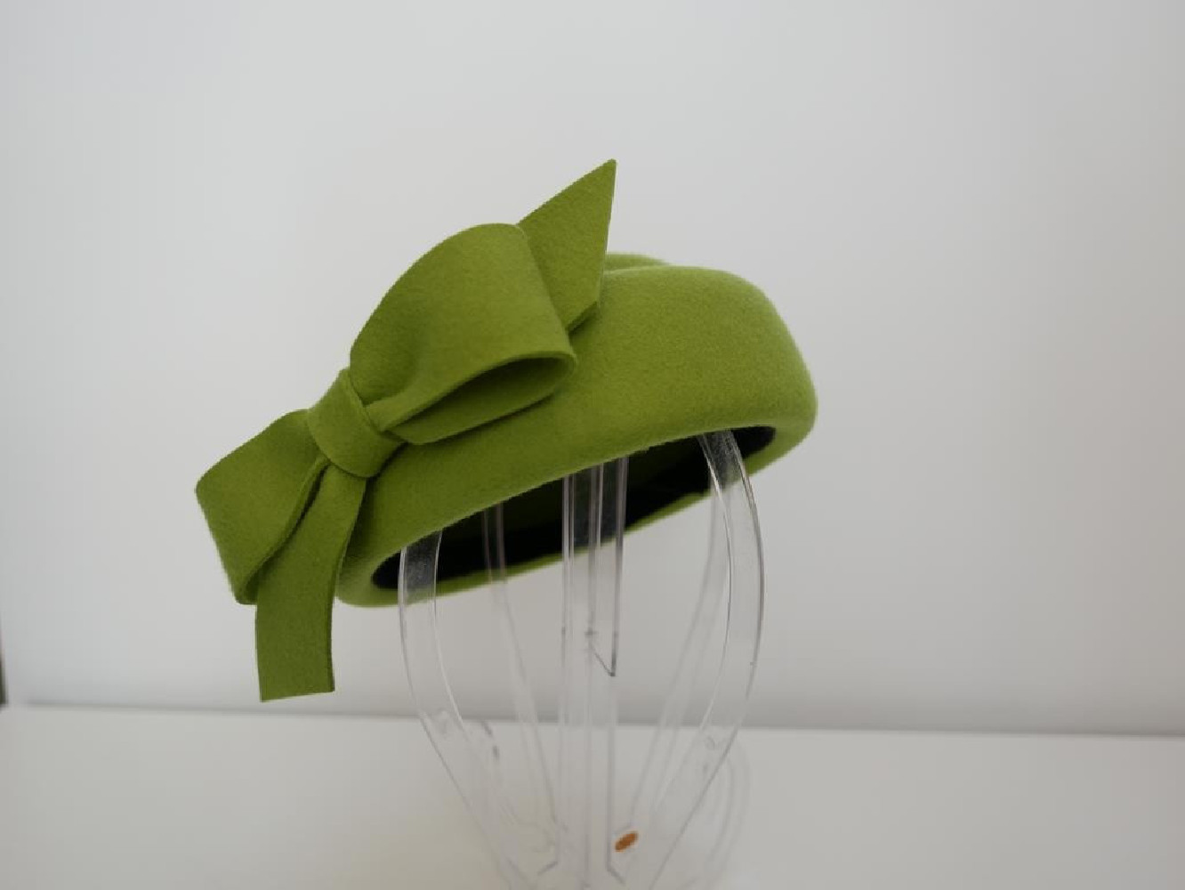 Inez zielony limonkowy toczek filcowy z kokardą