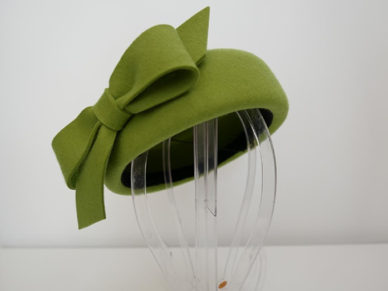 Inez zielony limonkowy toczek filcowy z kokardą