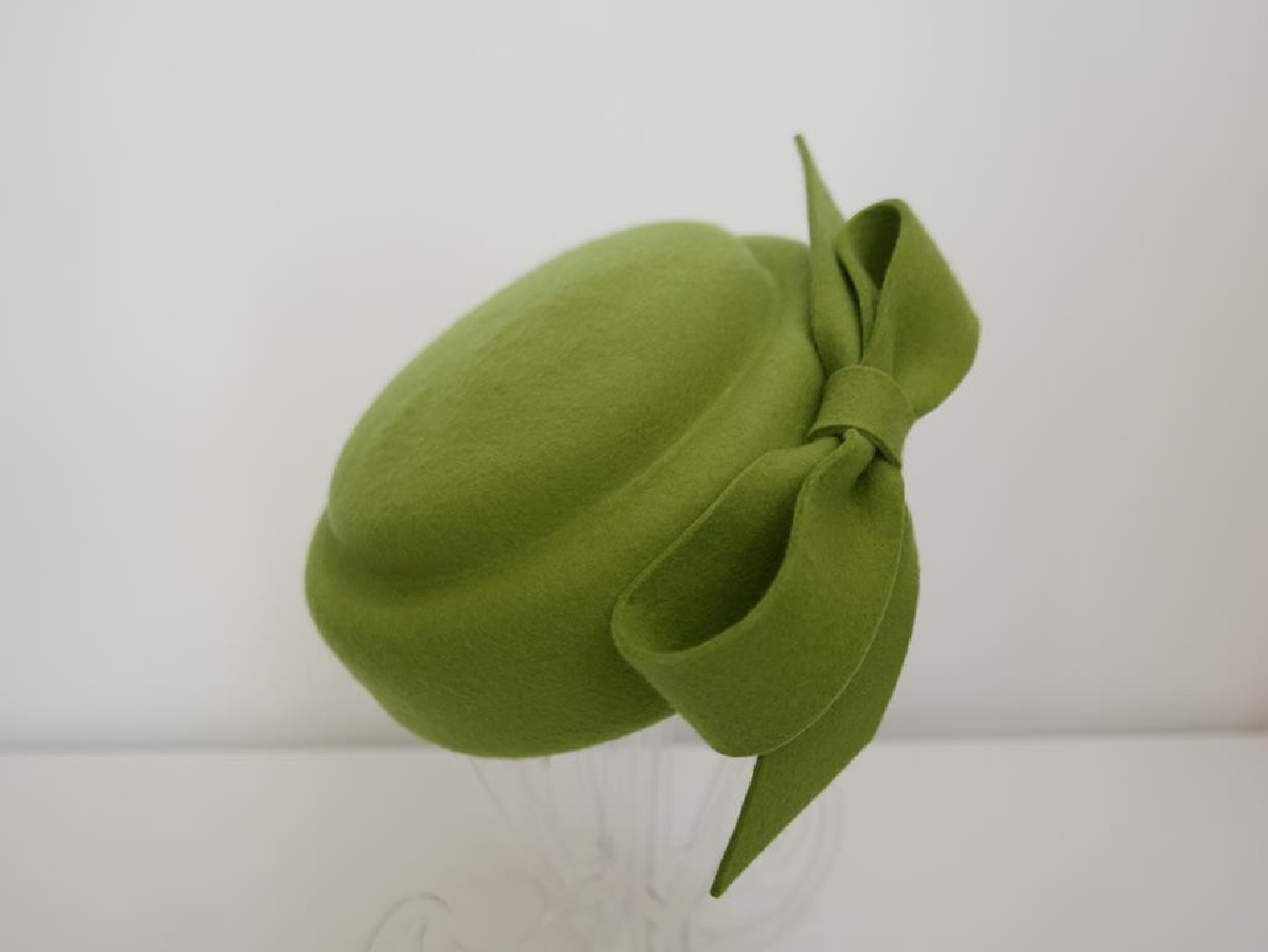 Inez zielony limonkowy toczek filcowy z kokardą