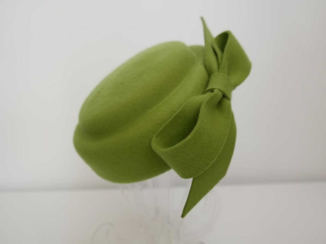 Inez zielony limonkowy toczek filcowy z kokardą