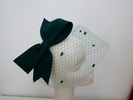 Ciemno zielony fascynator filcowy z woalką na przepasce