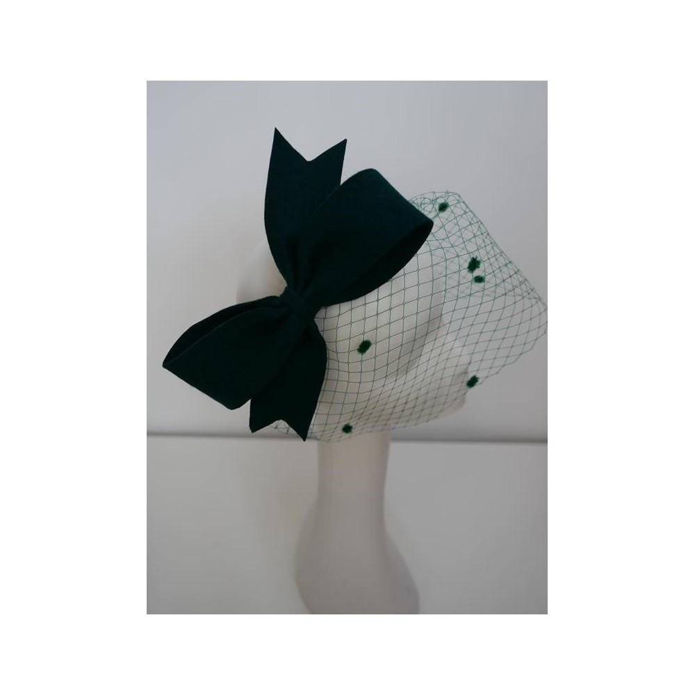 Ciemno zielony fascynator filcowy z woalką na przepasce