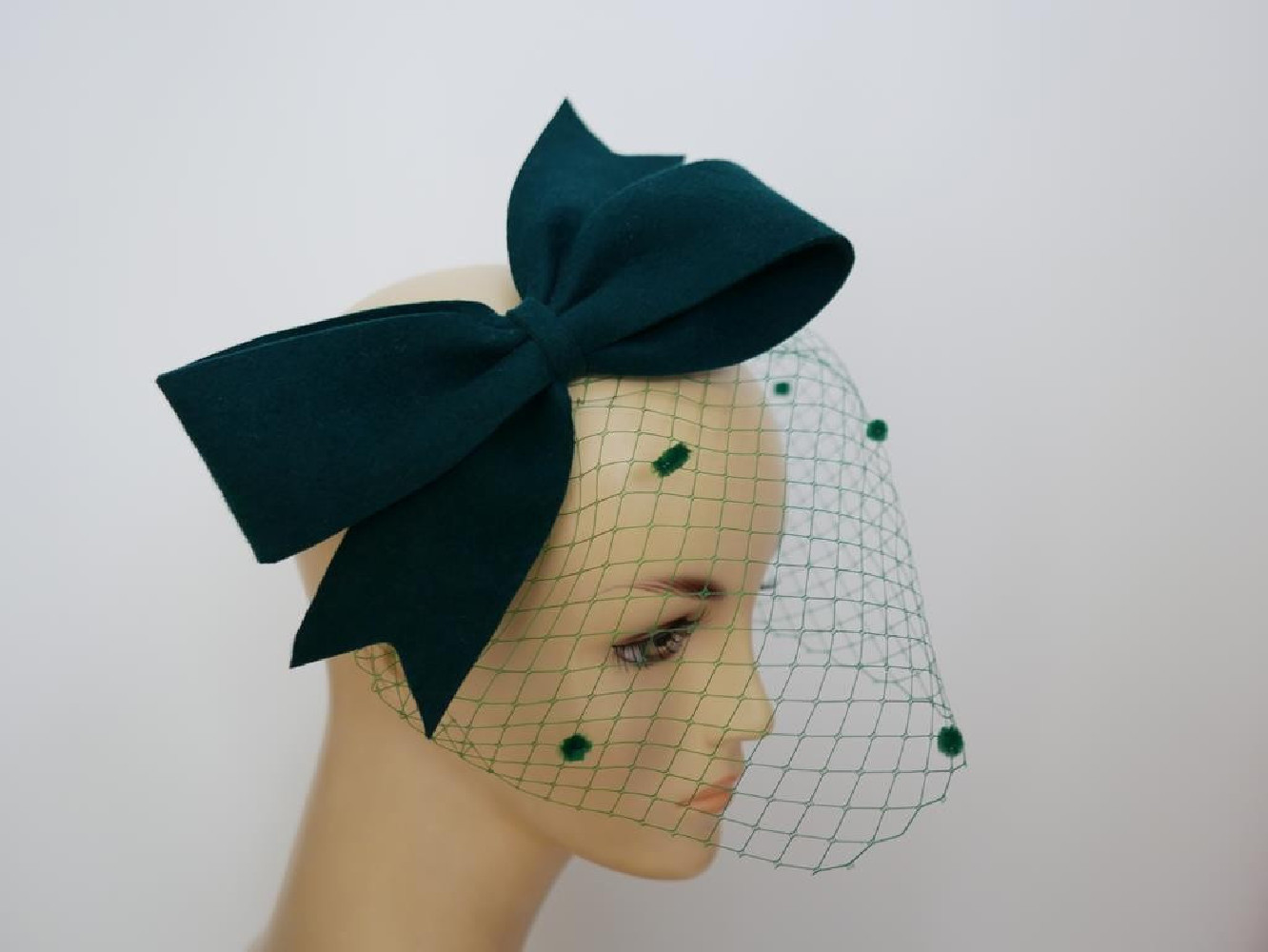 Ciemno zielony fascynator filcowy z woalką na przepasce