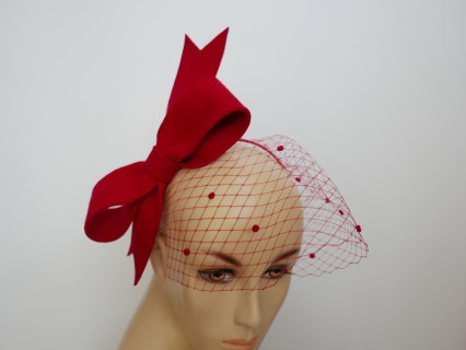 Czerwony fascynator filcowy z woalką na przepasce