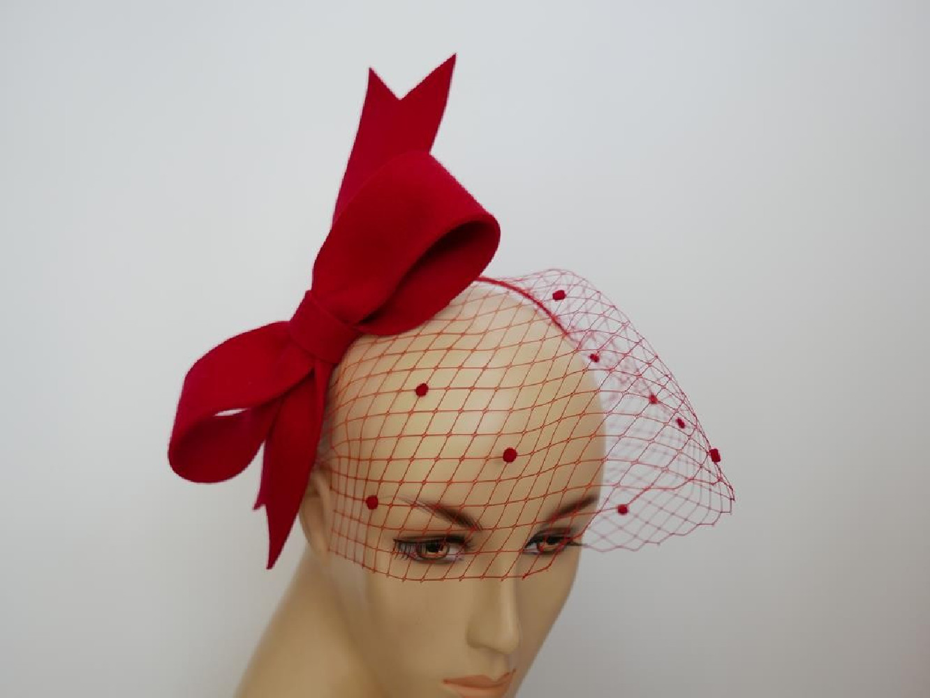 Czerwony fascynator filcowy z woalką na przepasce
