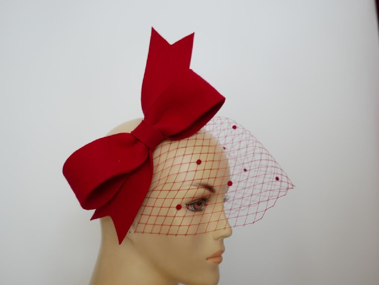 Czerwony fascynator filcowy z woalką na przepasce
