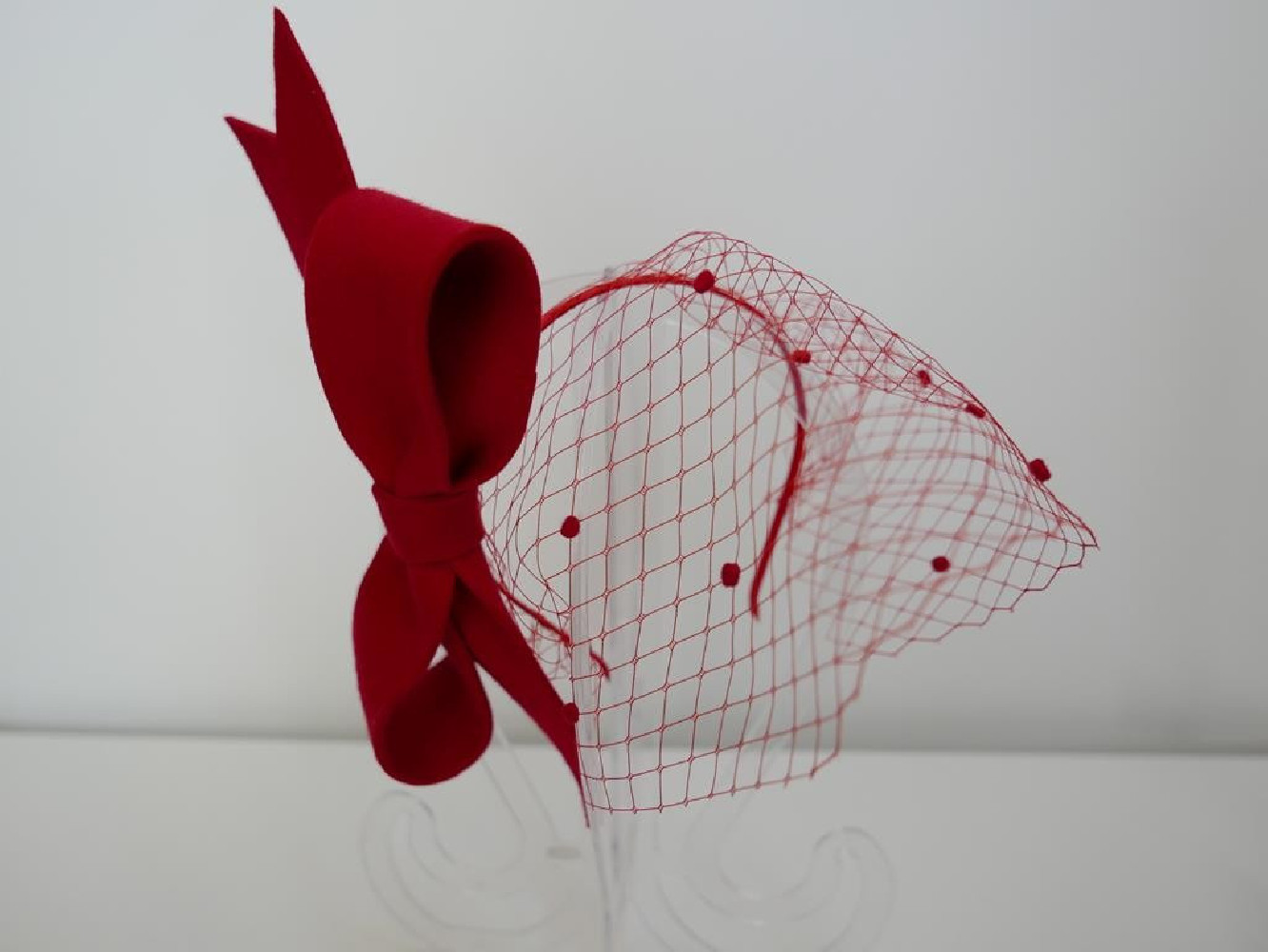 Czerwony fascynator filcowy z woalką na przepasce