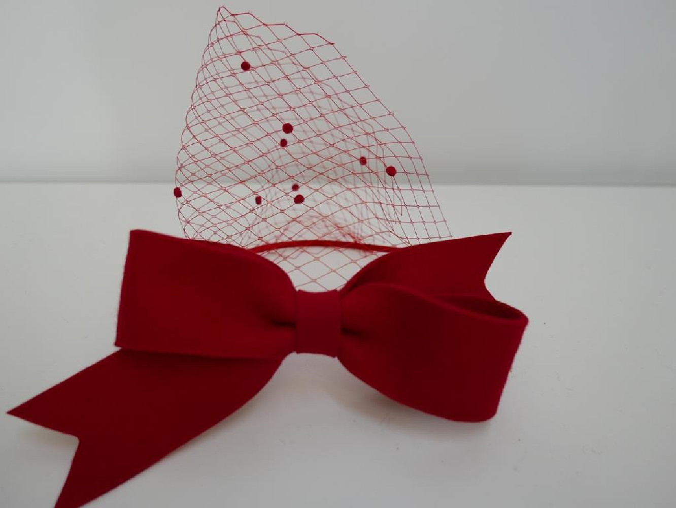 Czerwony fascynator filcowy z woalką na przepasce