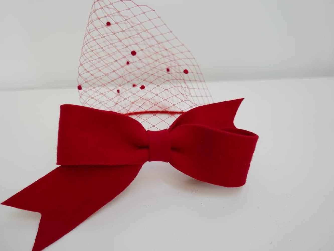 Czerwony fascynator filcowy z woalką na przepasce