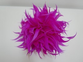 Kwiat z piór  fuksja stroik do włosów , sukni, kapelusza